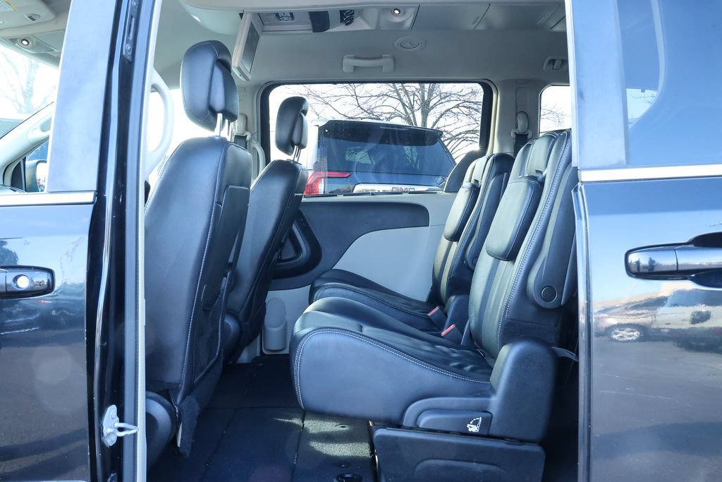 Used 2014 Chrysler Town & Country Touring FWD image 31