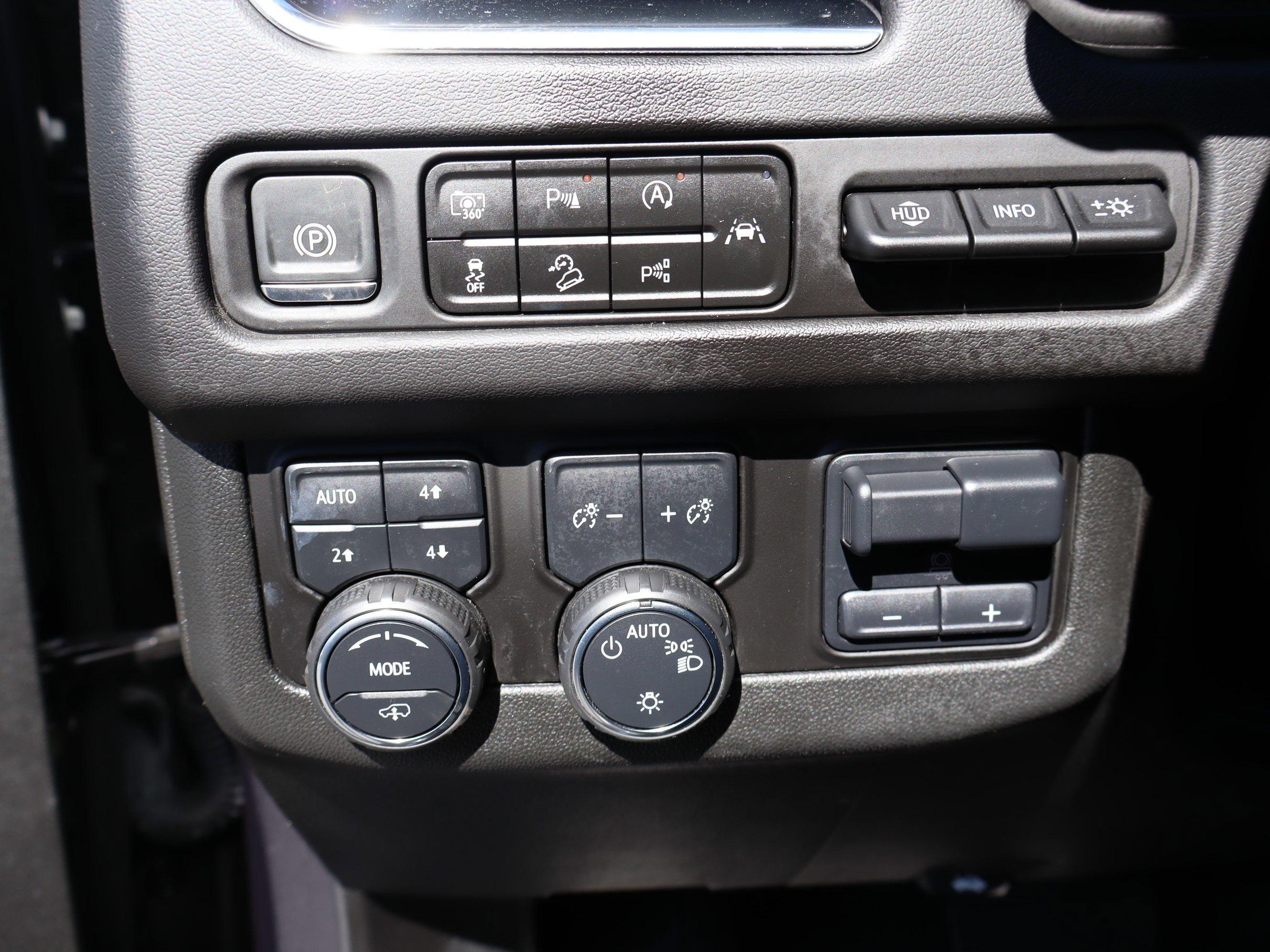 Used 2024 Chevrolet Suburban High Country w/ Advanced Technology Package AWD/4WD image 23