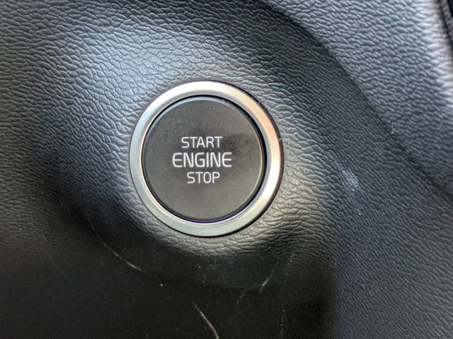 Used 2023 Volvo XC40 B5 Plus image 24