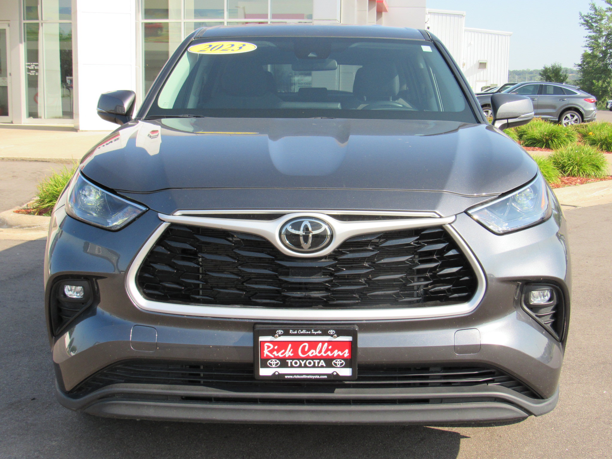 Used 2023 Toyota Highlander LE FWD image 3