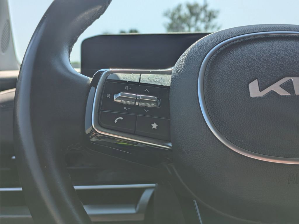 Used 2025 Kia Carnival FWD image 20