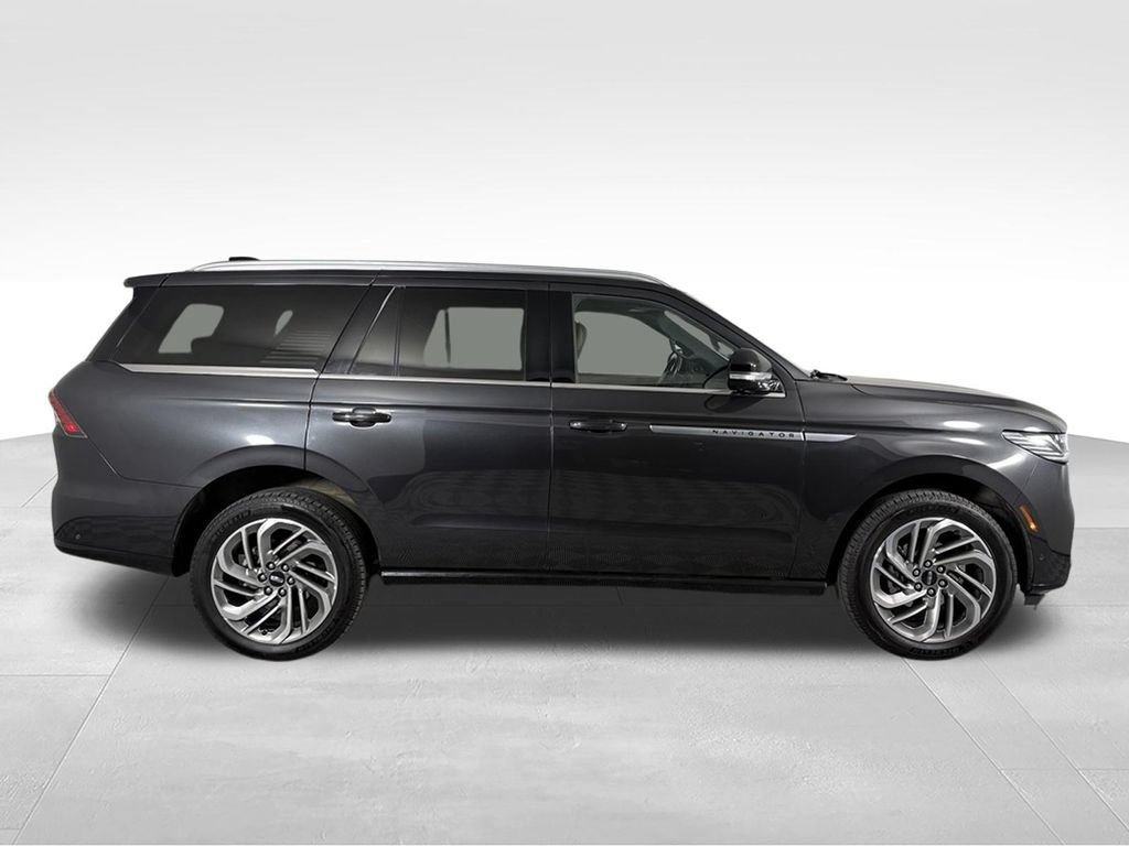 Used 2025 Lincoln Navigator Reserve AWD/4WD image 6