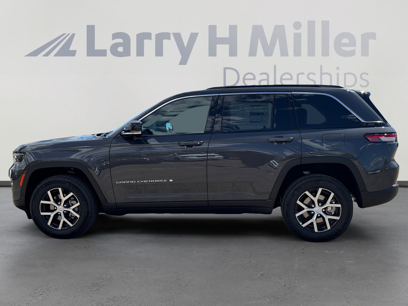 New 2025 Jeep Grand Cherokee Limited w/ Trailer Tow Package RWD image 2