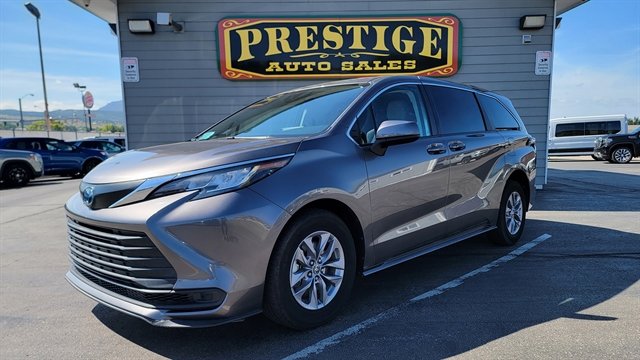 Used 2023 Toyota Sienna LE image 1
