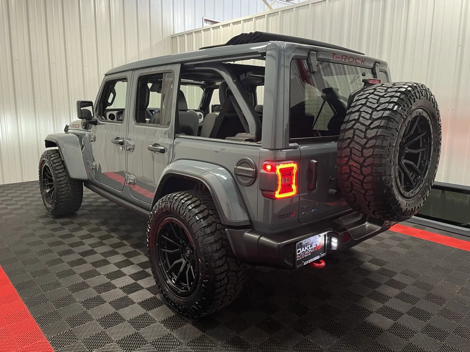 Used 2025 Jeep Wrangler Unlimited Sahara w/ Safety Group AWD/4WD image 2