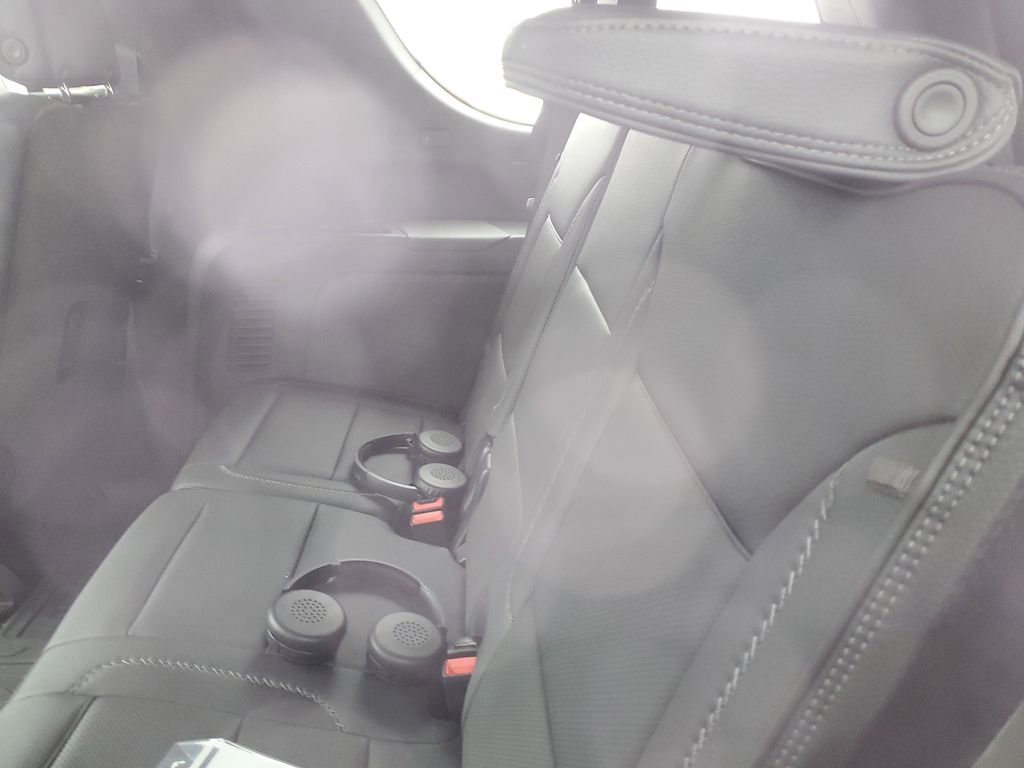 Used 2024 GMC Yukon XL Denali w/ Advanced Technology Package image 9