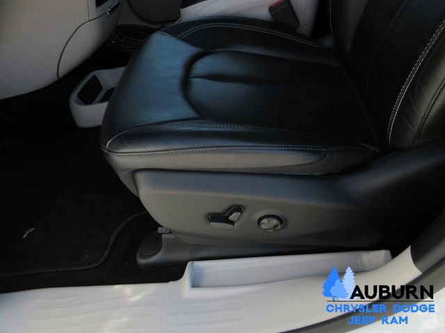 Used 2022 Chrysler Pacifica Touring-L image 13