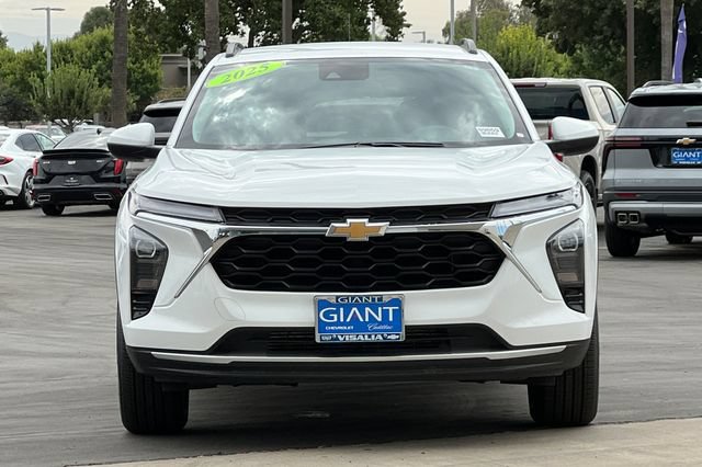 Used 2025 Chevrolet Trax LT FWD image 9
