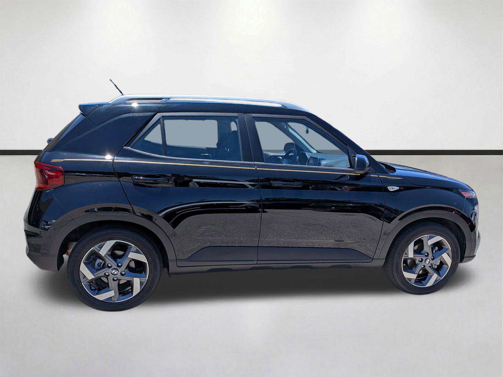 Used 2023 Hyundai Venue SEL FWD image 3