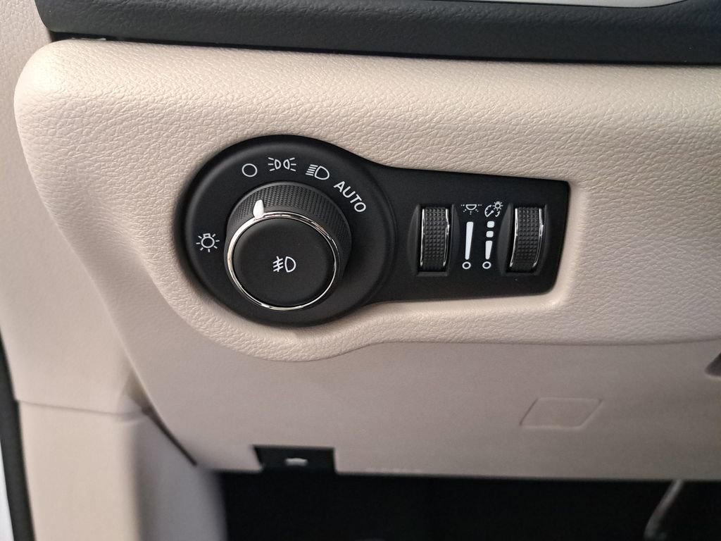 Used 2024 Chrysler Pacifica Touring-L image 29