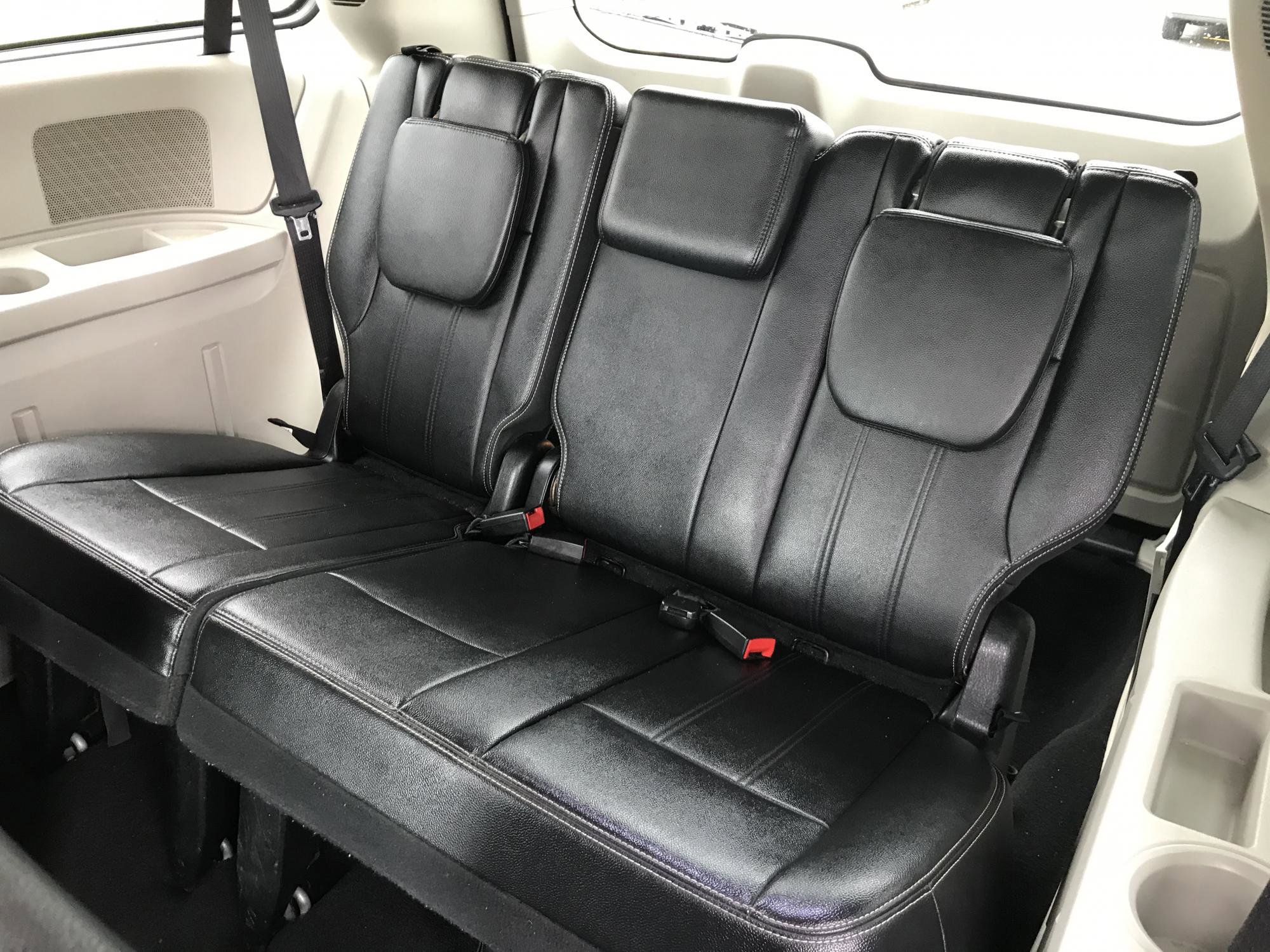 Used 2016 Chrysler Town & Country Touring FWD image 20