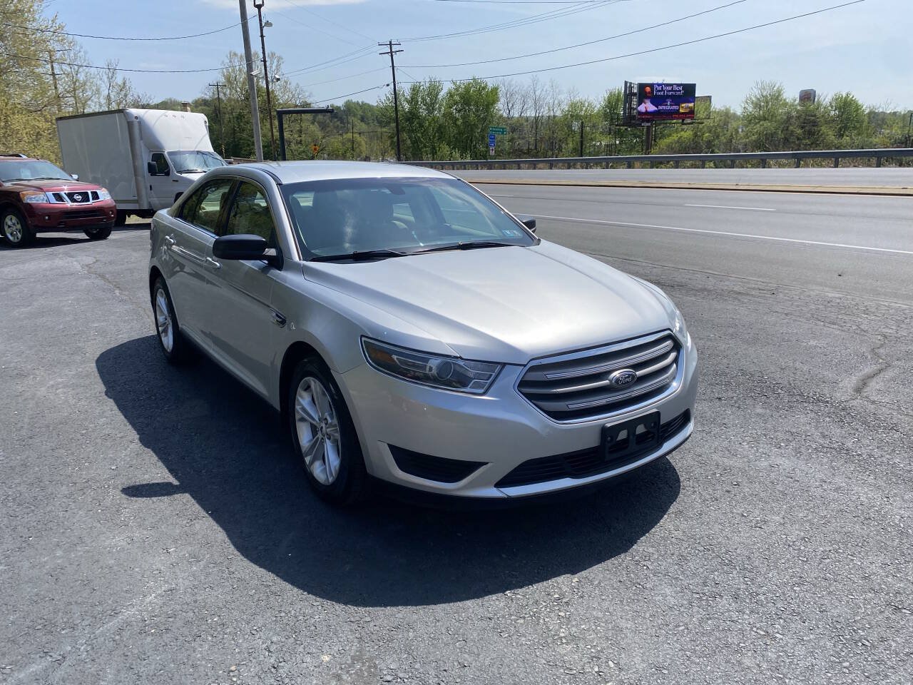 Used 2017 Ford Taurus SE FWD image 4