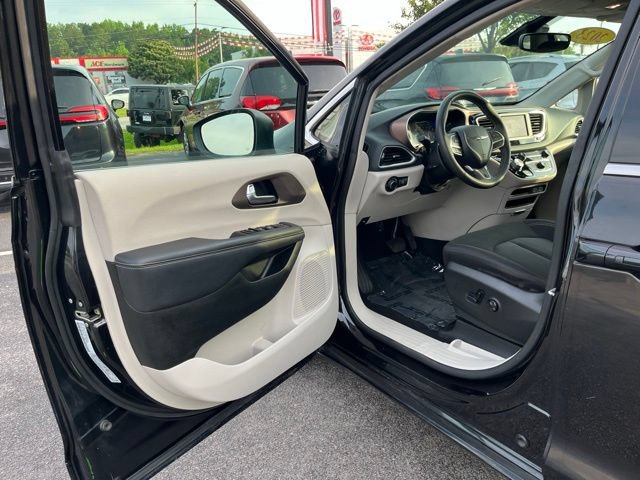 Used 2023 Chrysler Voyager LX FWD image 4