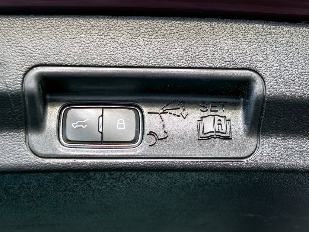 Used 2022 Ford Explorer XLT w/ Equipment Group 202A image 7