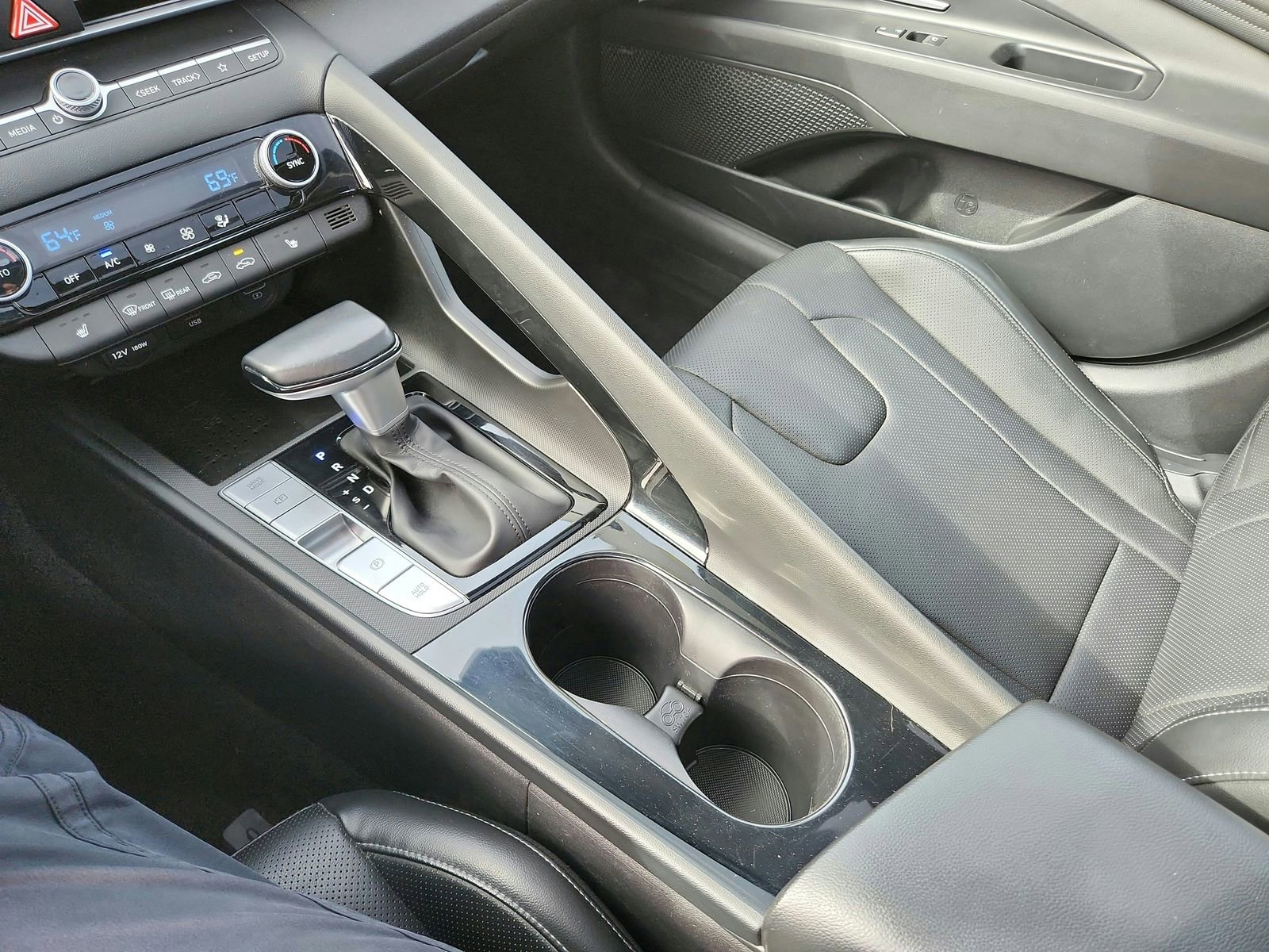 Used 2023 Hyundai Elantra Limited image 15