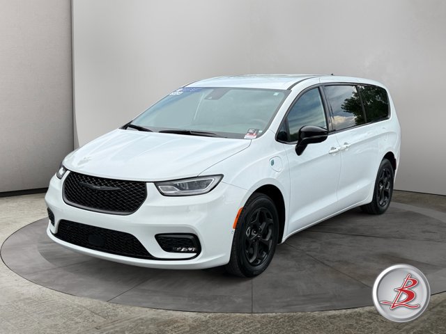 Used 2024 Chrysler Pacifica Limited image 3
