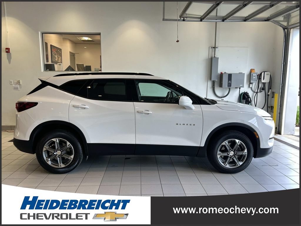 Used 2024 Chevrolet Blazer LT w/ Convenience Package AWD/4WD image 2