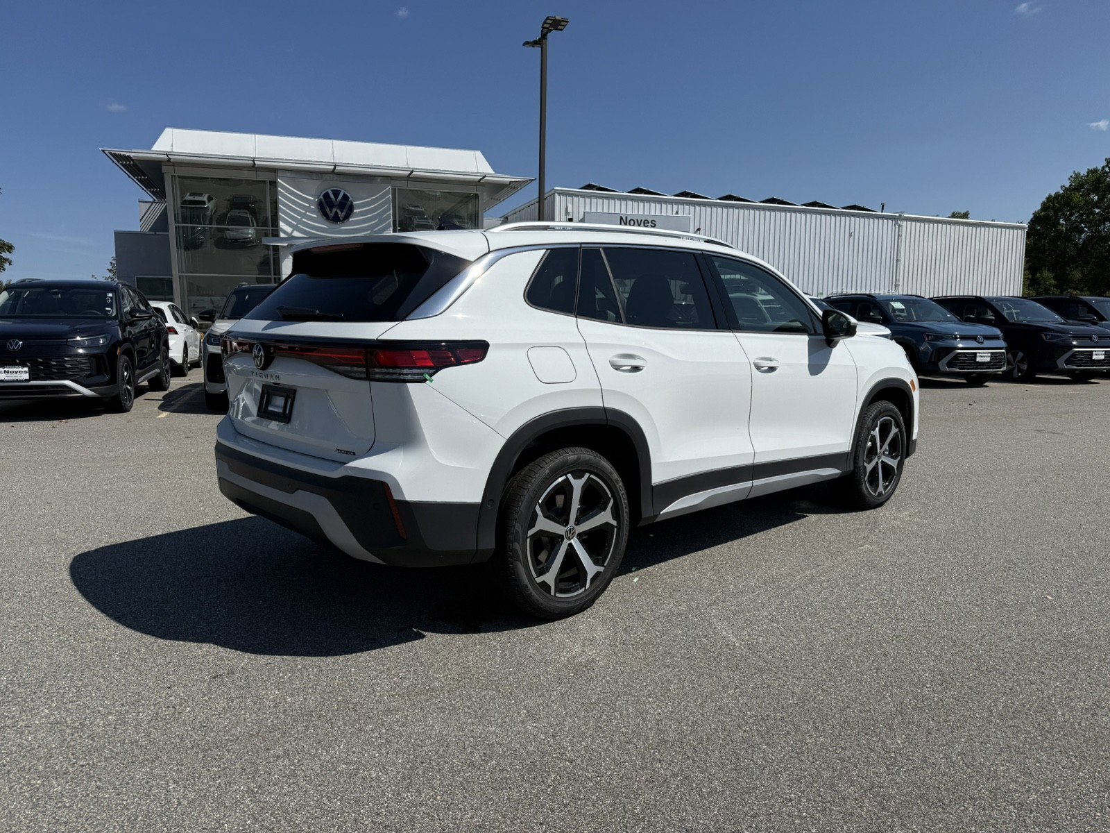 New 2025 Volkswagen Tiguan SE image 3