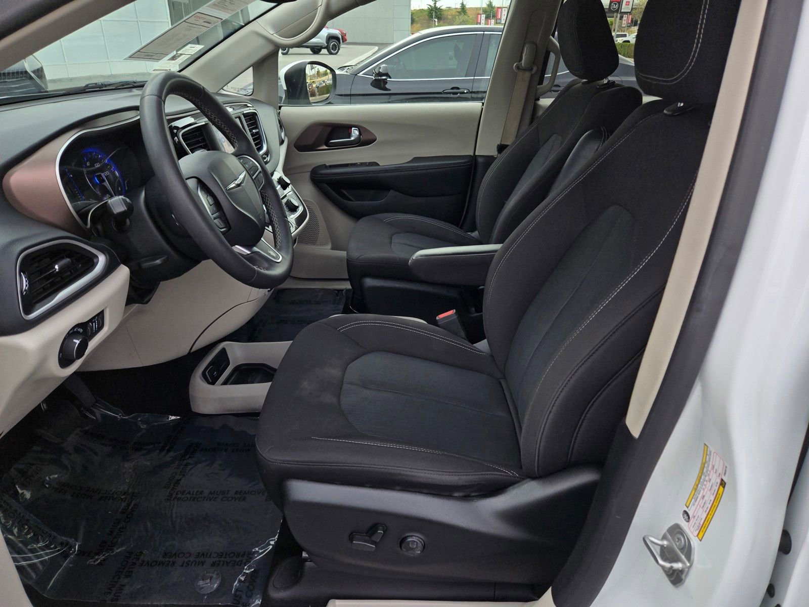 Used 2023 Chrysler Voyager LX image 16