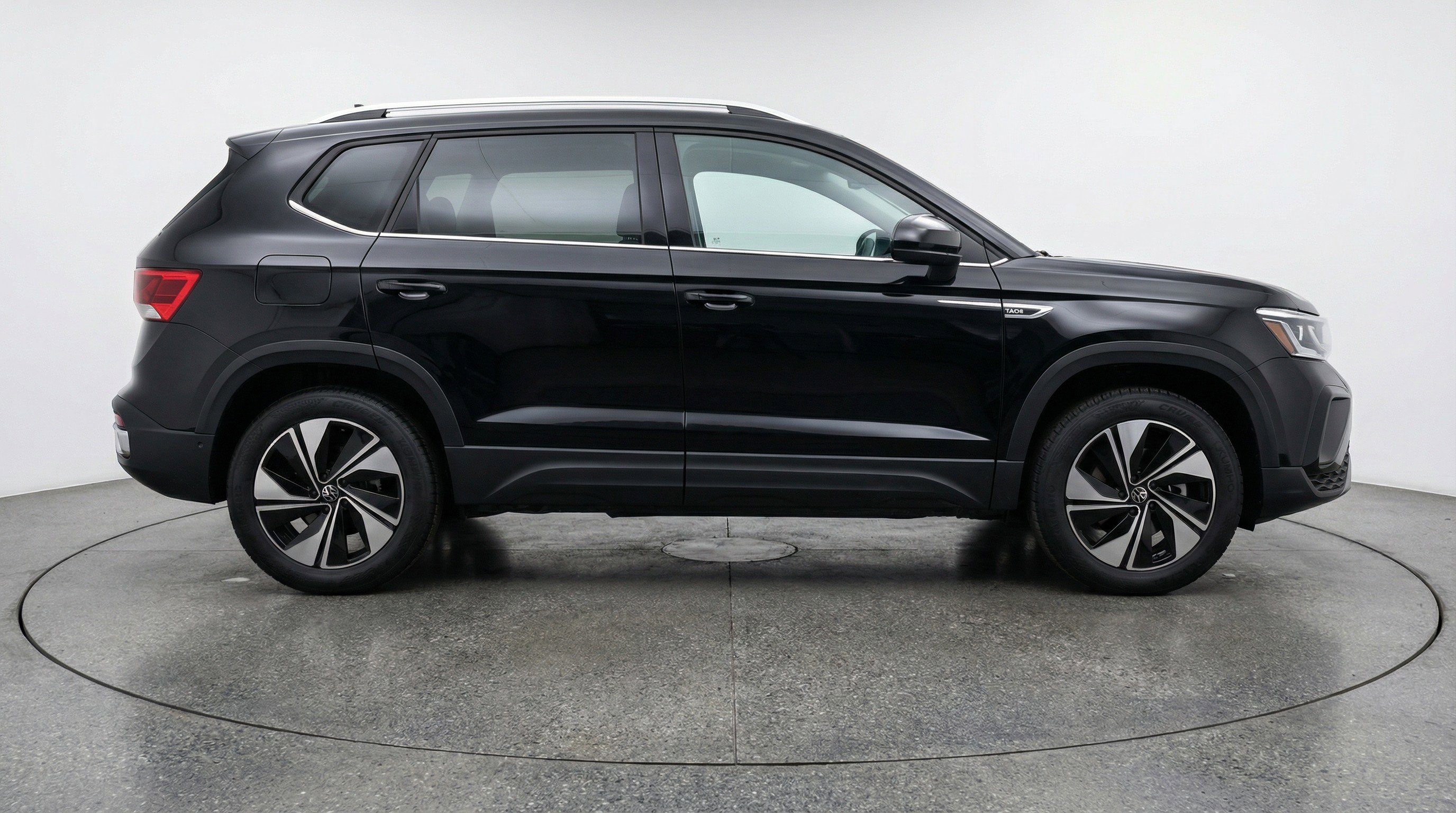 Used 2025 Volkswagen Taos SE image 11