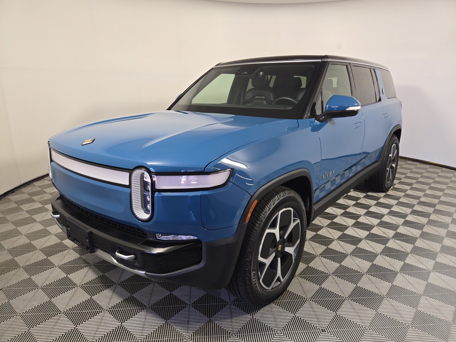 Used 2024 Rivian R1S Adventure AWD/4WD image 1