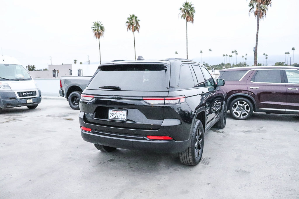 Used 2025 Jeep Grand Cherokee Altitude AWD/4WD image 9
