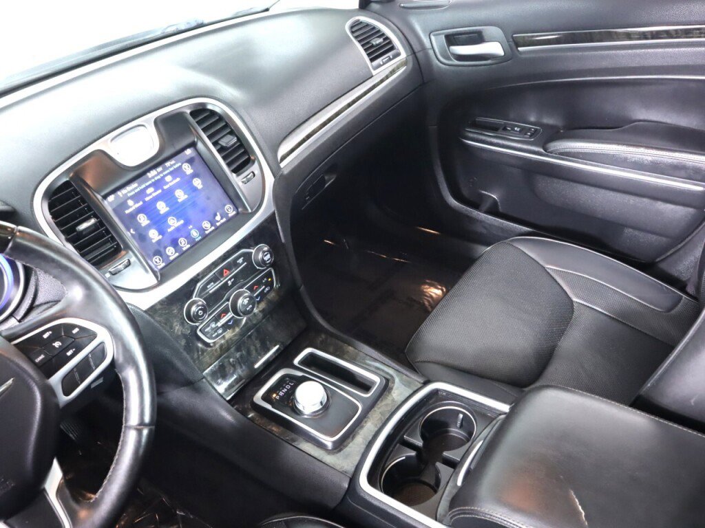 Used 2017 Chrysler 300 C RWD image 35