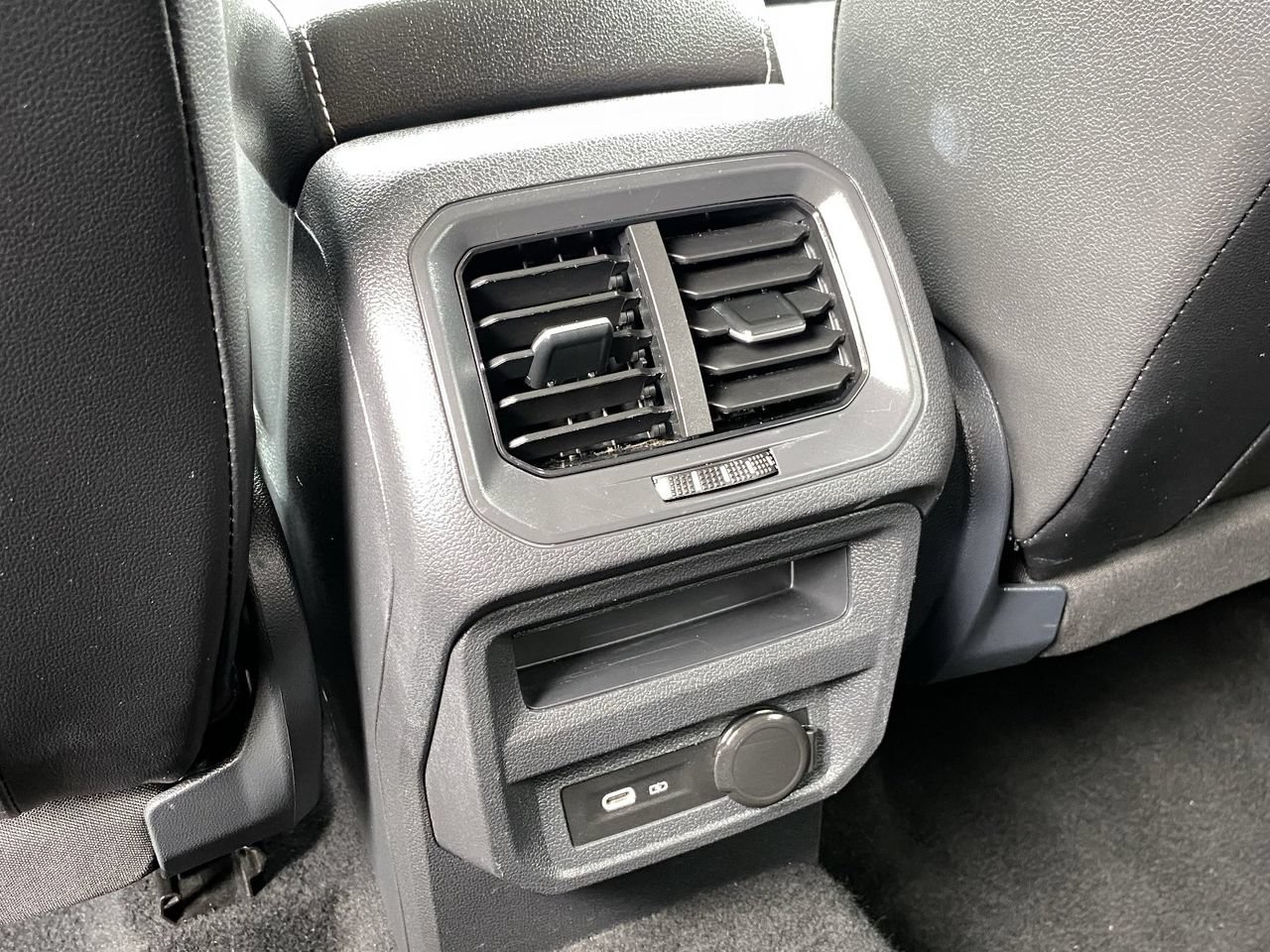 Used 2024 Volkswagen Tiguan SE FWD image 16