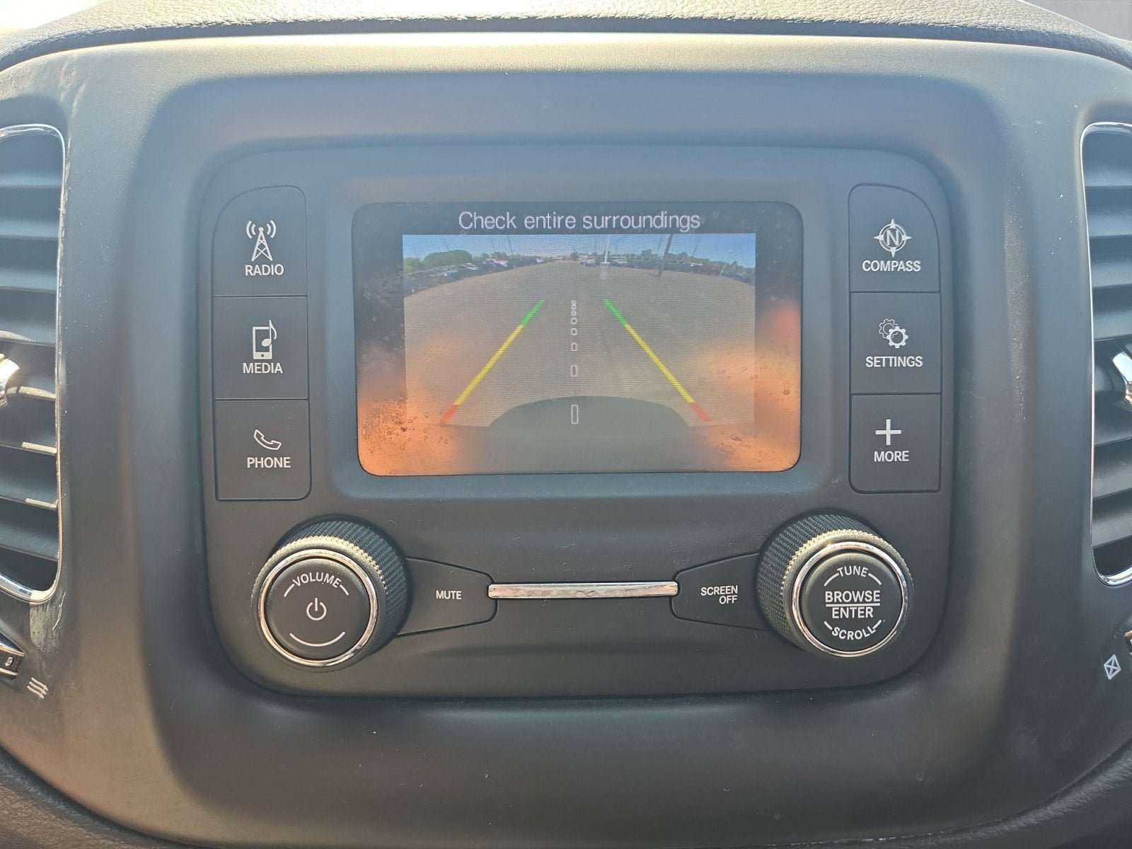 Used 2018 Jeep Compass Latitude w/ Cold Weather Group FWD image 19