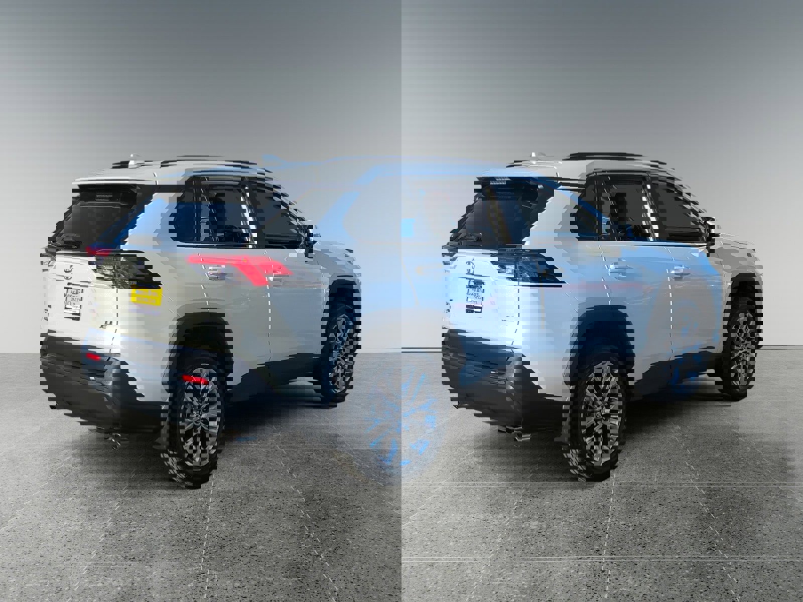 Used 2022 Toyota RAV4 XLE Premium image 5