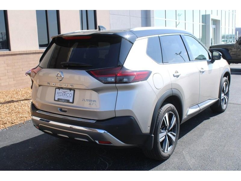 Used 2021 Nissan Rogue Platinum image 3