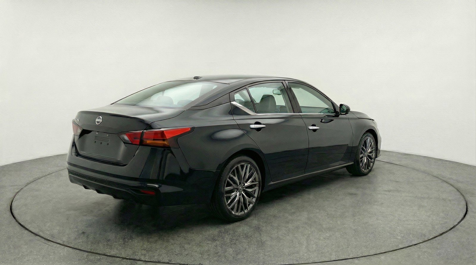 Used 2025 Nissan Altima 2.5 SV image 9