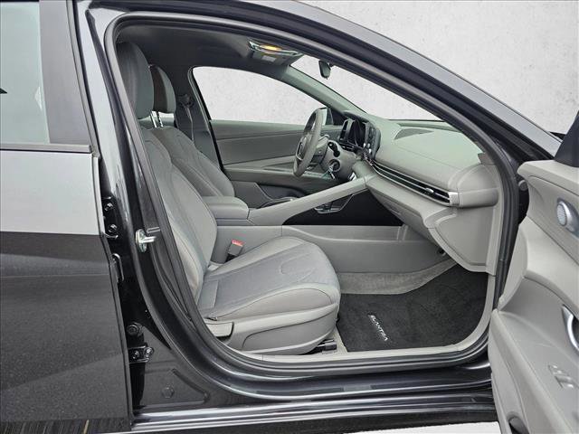 Used 2023 Hyundai Elantra SE w/ Cargo Package image 10