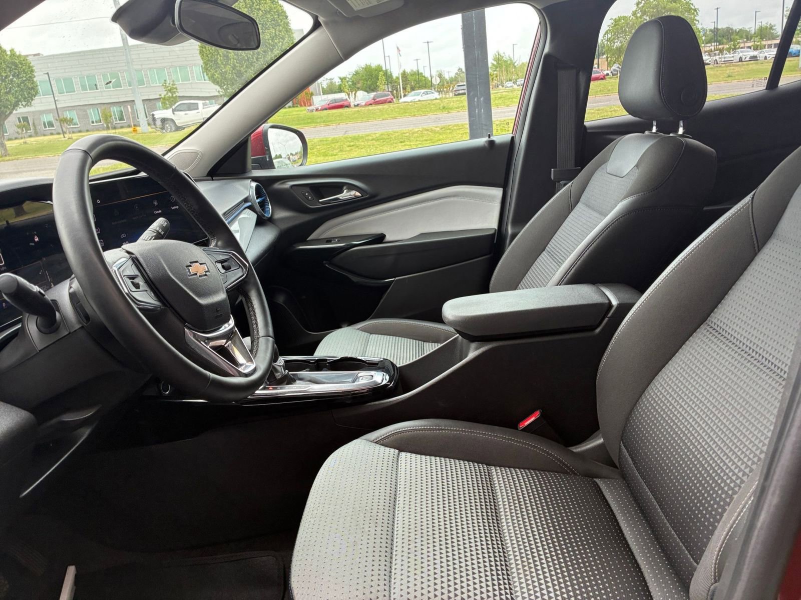 Used 2025 Chevrolet Trax LT w/ LT Convenience Package FWD image 25