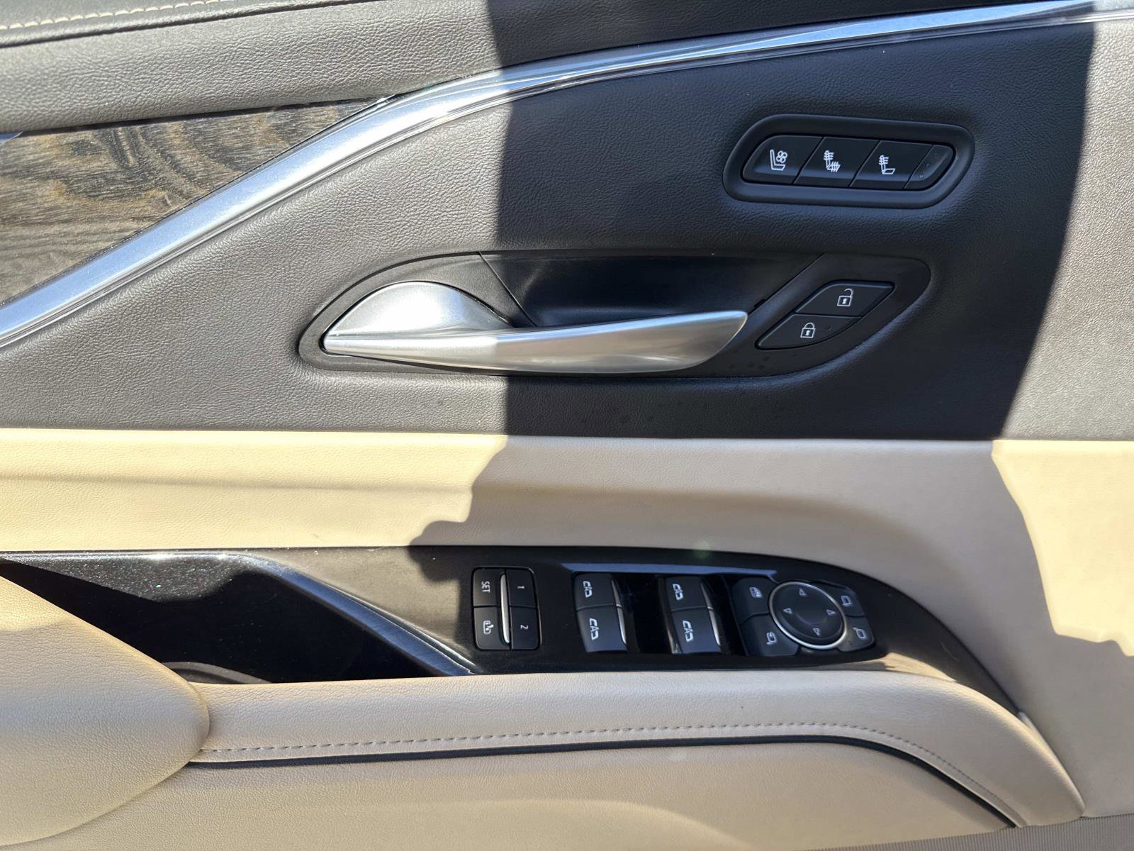 Used 2024 Cadillac Escalade Premium Luxury AWD/4WD image 19
