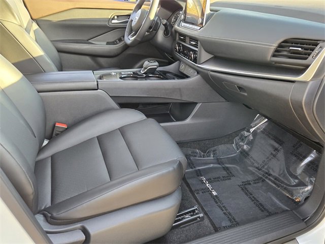 Used 2023 Nissan Rogue SV w/ SV Premium B Package image 16