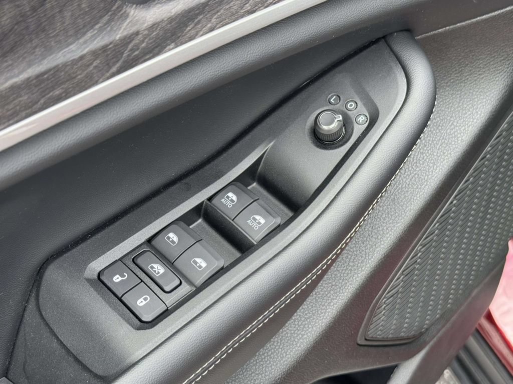Used 2025 Jeep Grand Cherokee Limited AWD/4WD image 29