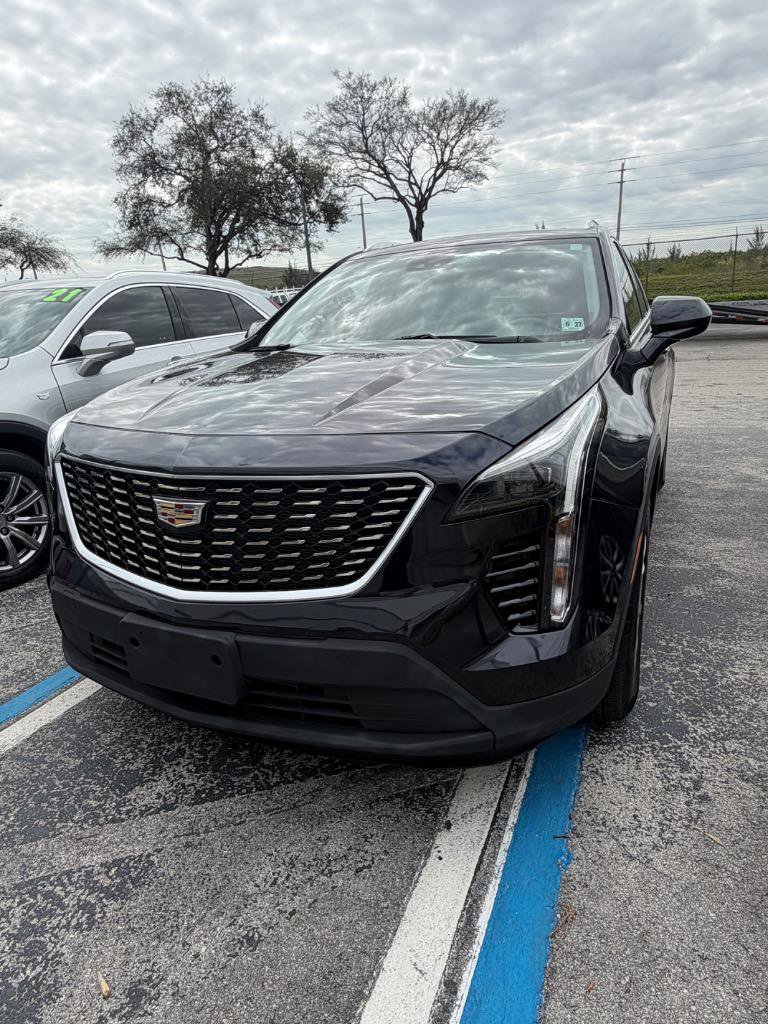Used 2022 Cadillac XT4 Luxury w/ Cold Weather Package image 2