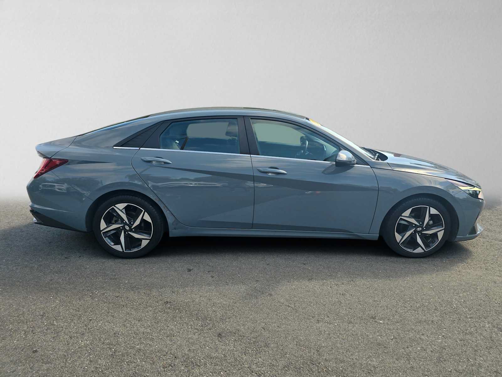 Used 2021 Hyundai Elantra Limited FWD image 2