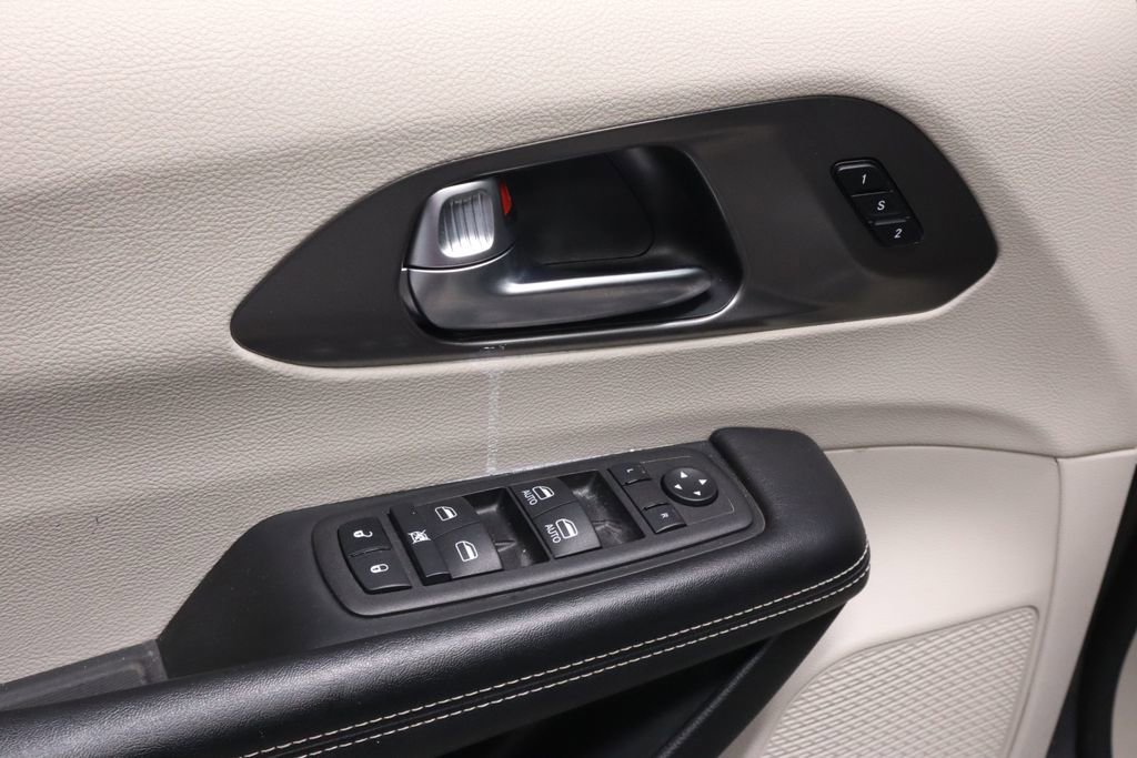Used 2023 Chrysler Pacifica Touring-L FWD image 22