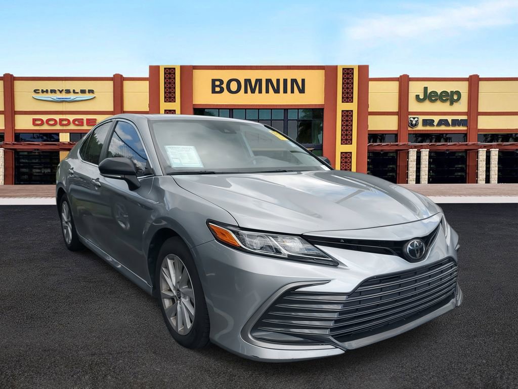 Used 2022 Toyota Camry LE image 2