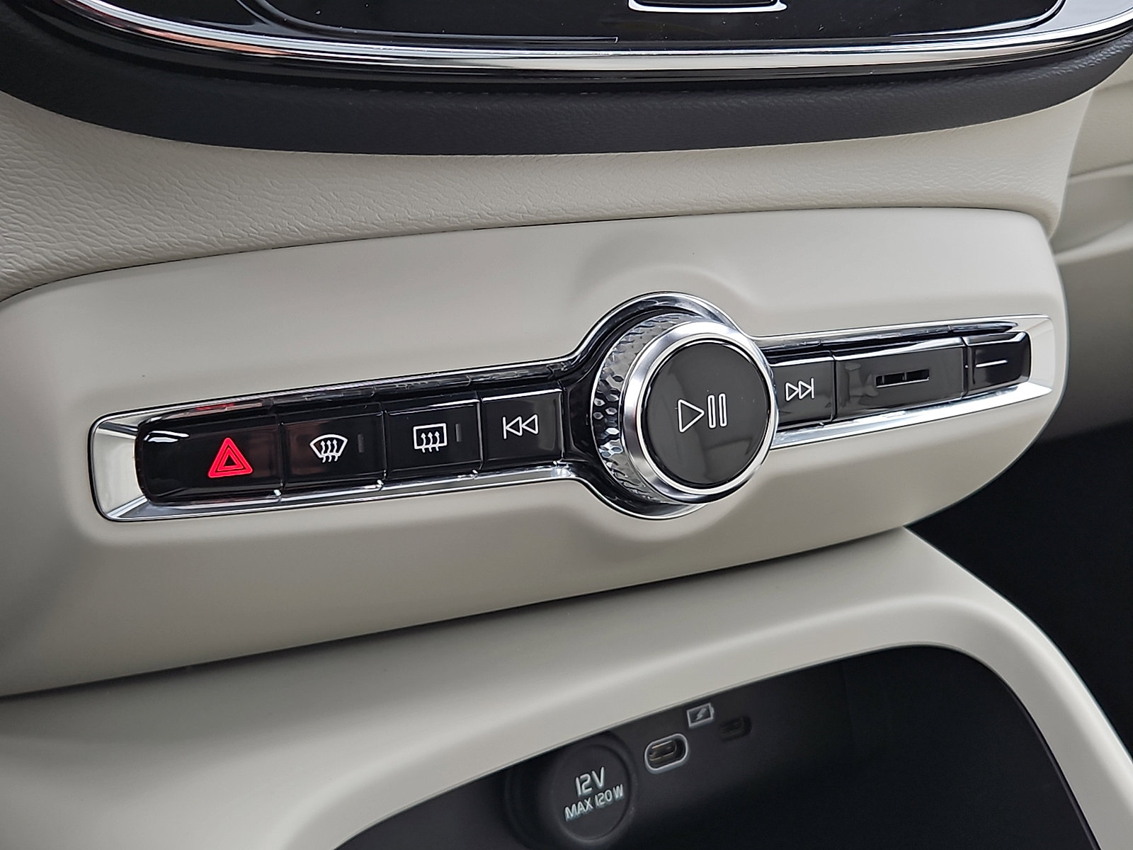 Certified 2023 Volvo XC40 B5 Ultimate w/ Protection Package Premier image 16