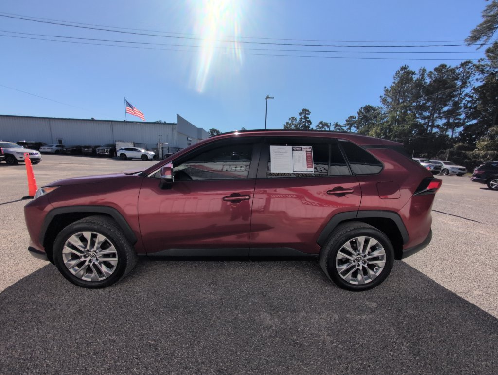 Used 2019 Toyota RAV4 XLE Premium w/ Cold Weather Package FWD image 5