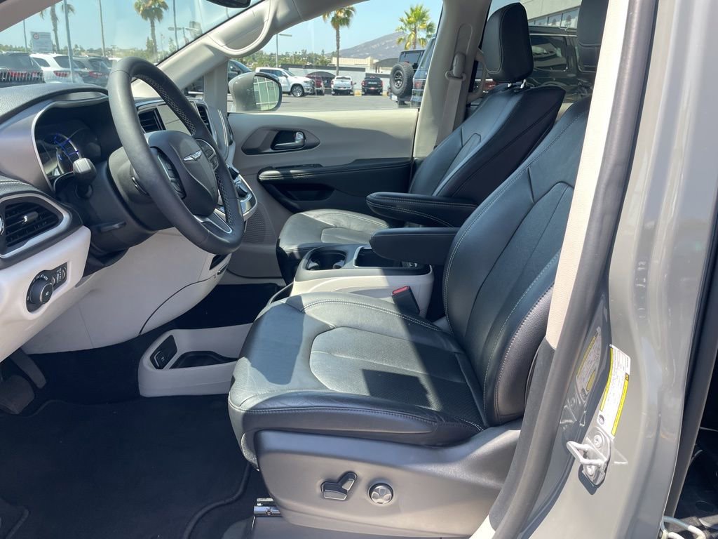 Used 2022 Chrysler Pacifica Touring-L w/ Uconnect Theater Family Group image 13