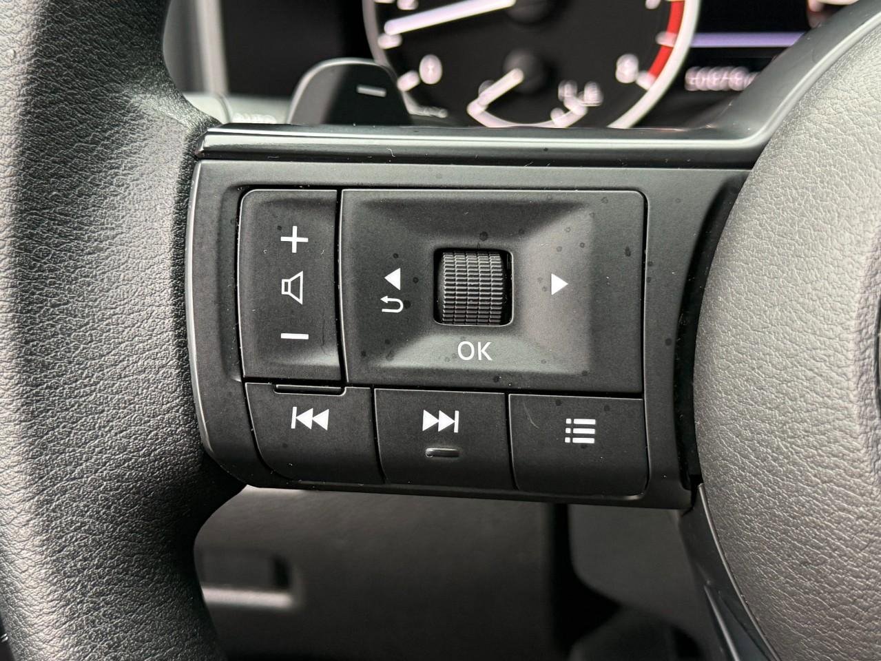 Used 2024 Nissan Rogue SV image 30