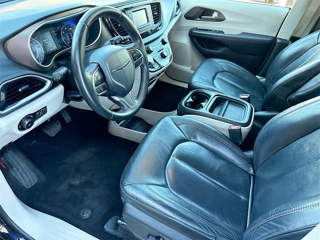 Used 2017 Chrysler Pacifica Touring-L image 24