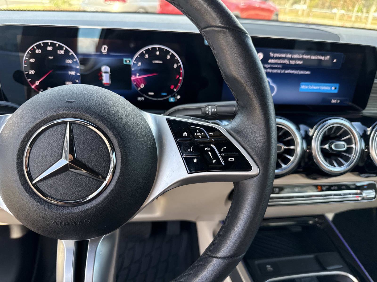 Used 2025 Mercedes-Benz GLB 250 image 31