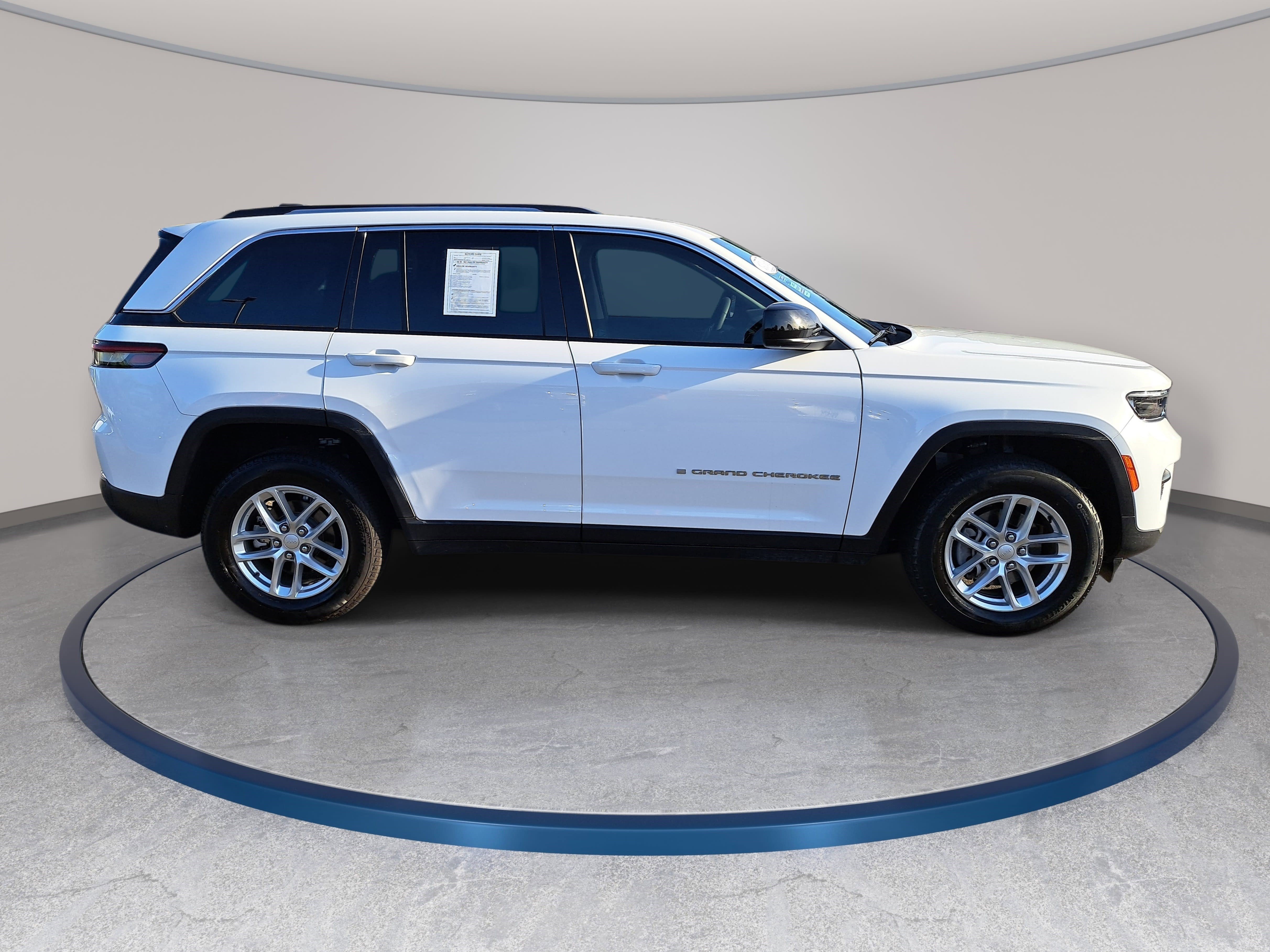 Used 2023 Jeep Grand Cherokee Laredo image 4