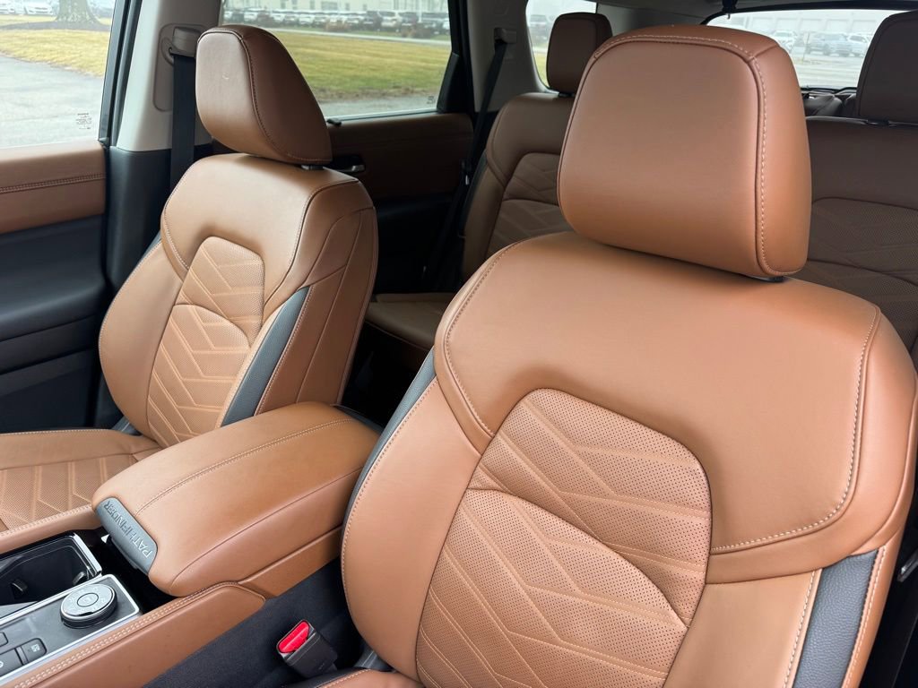 Used 2025 Nissan Pathfinder Platinum image 16