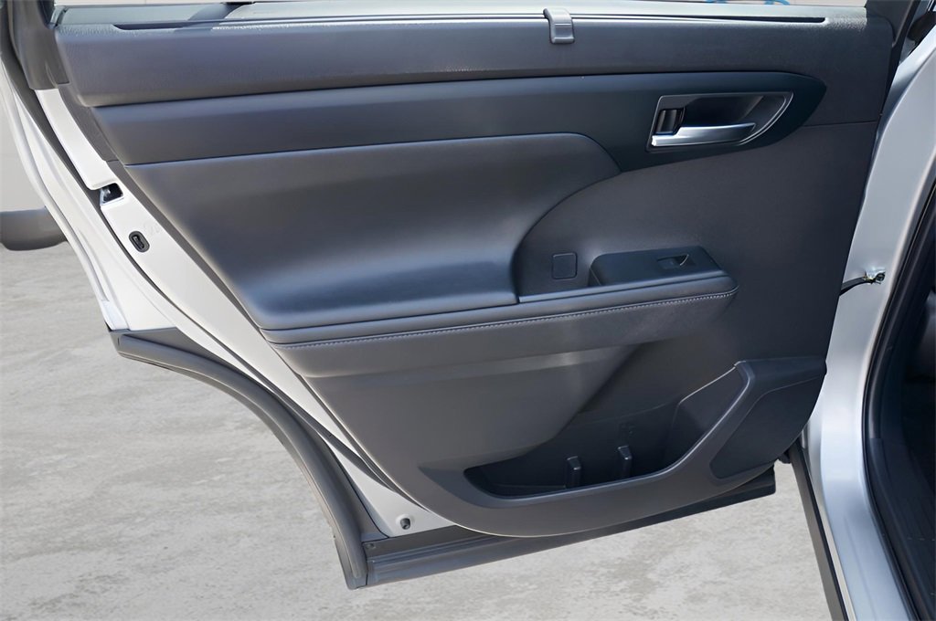 Used 2024 Toyota Highlander Platinum image 26